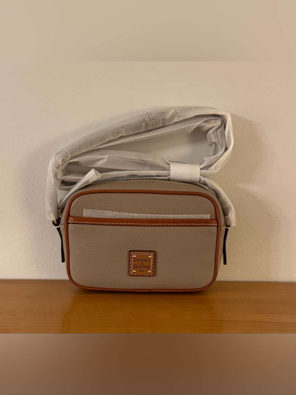 Dooney & Bourke Pebbled Leather Camera Crossbody Bag Beige Brown w Gold & Zipper